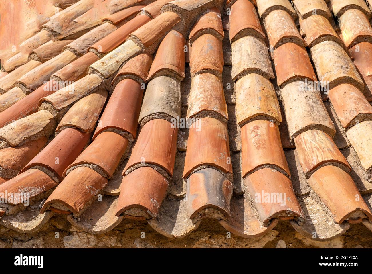 Dachziegel Hintergrund und Textur. Rotes gewelltes Dachziegelelement, traditionelles Hausdach, Überlagerungsmuster Stockfoto