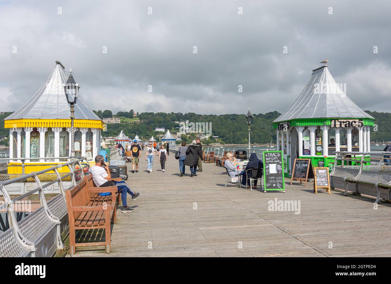 Fußgänger auf Bognor Garth Pier, Garth Road, Bangor, Gwynedd, Wales, Vereinigtes Königreich Stockfoto