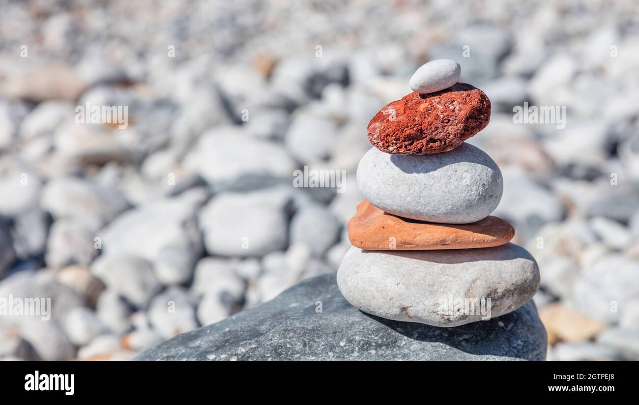 Zen-Balancesteine, glatter Felsturm auf Kiesstrand im Hintergrund, sonniger Tag. Harmony and Peace Konzept, Kopierraum, Vorlage Stockfoto
