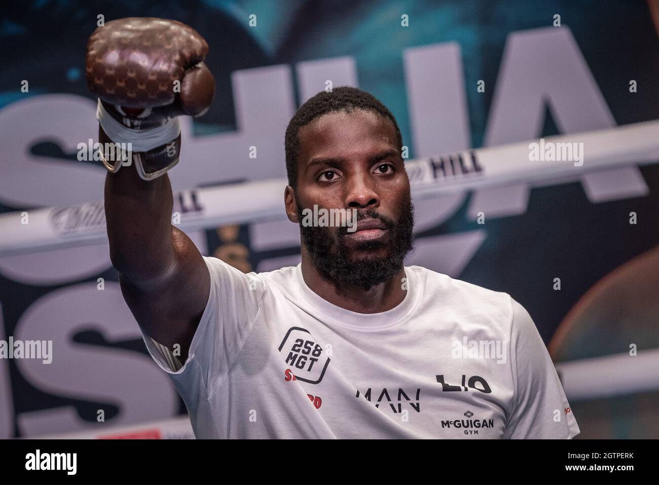 Boxer Lawrence Okolie arbeitet für die Presse am 02 vor dem Kampf am Samstag im Tottenham Hotspur Stadium statt. London, Großbritannien. Stockfoto