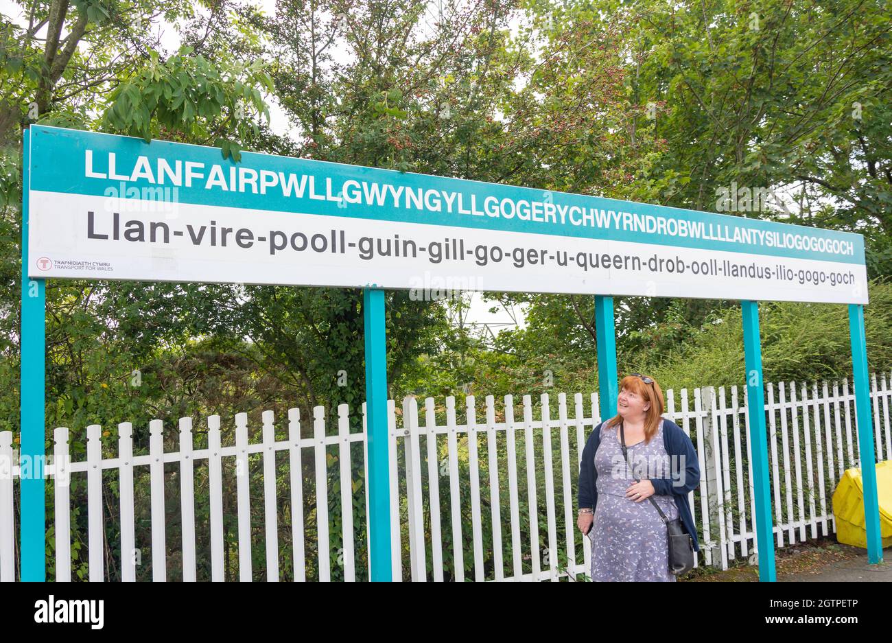 Bahnsteig-Schild am Bahnhof Llanfairpwll, Llanfairpwllgwyngyll, Isle of Anglesey (Ynys Mon), Wales, Vereinigtes Königreich Stockfoto