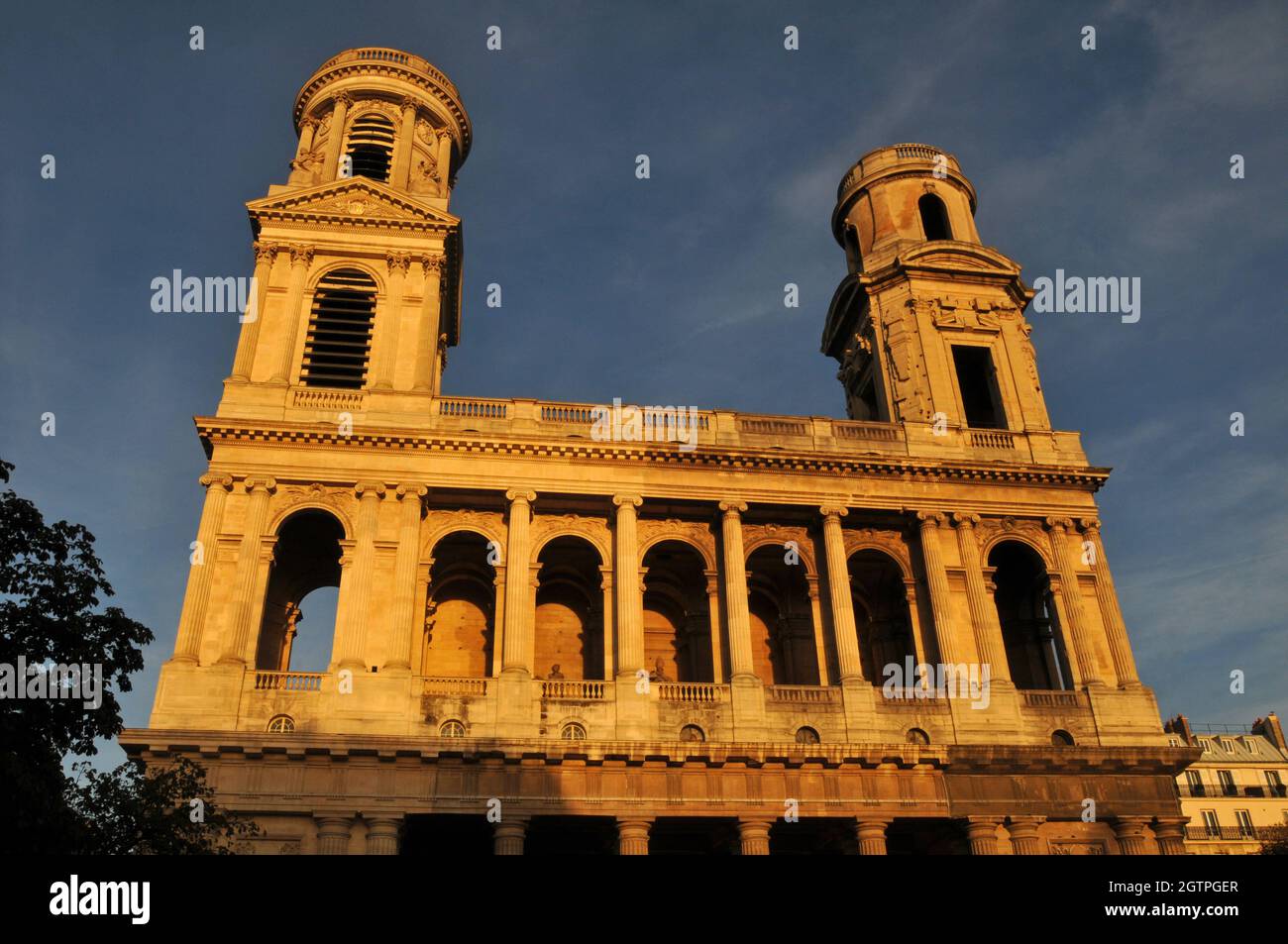 Die sonnendurchflutete Fassade der Église Saint-Sulpice. Die römisch-katholische Kirche ist ein Wahrzeichen im 6. Arrondissement von Paris. Stockfoto
