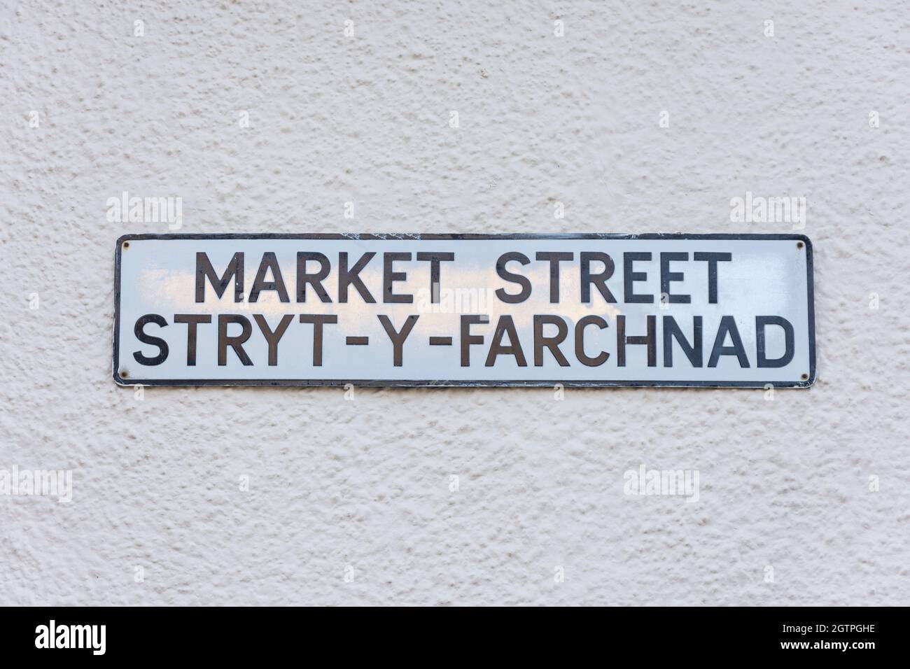 Straßenschild in Englisch und Walisisch, Market Street (Stryt-y-Farchnad), Ruthin (Rhuthun), Denbighshire (Sir Ddinbych), Wales, Vereinigtes Königreich Stockfoto