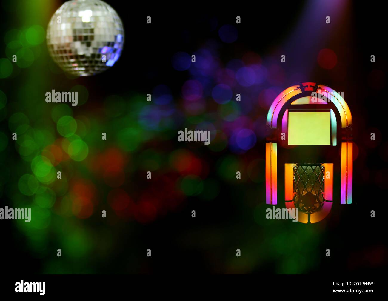 Jukebox in Bar mit Disco Ball und Bokeh Composite Image Stockfoto