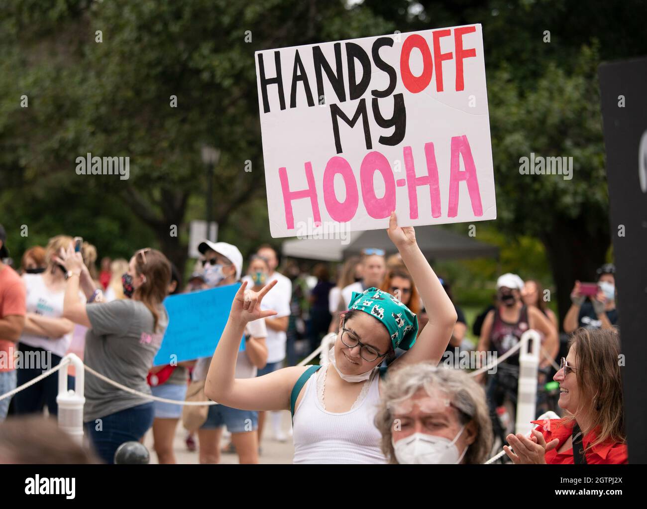 Austin, Texas, USA, 2 2021. Oktober: Mehrere Tausend texanische Frauen versammeln sich vor den Schritten des Capitol South Steps, um gegen die jüngsten Gesetze von Texas zu protestieren, die das Recht der Frauen auf Abtreibung einschränken. Ein restriktives Abtreibungsgesetz in Texas macht es in den meisten Fällen zu einem Verbrechen, nach sechs Wochen eine Abtreibung zu haben. Kredit: Bob Daemmrich/Alamy Live Nachrichten Stockfoto