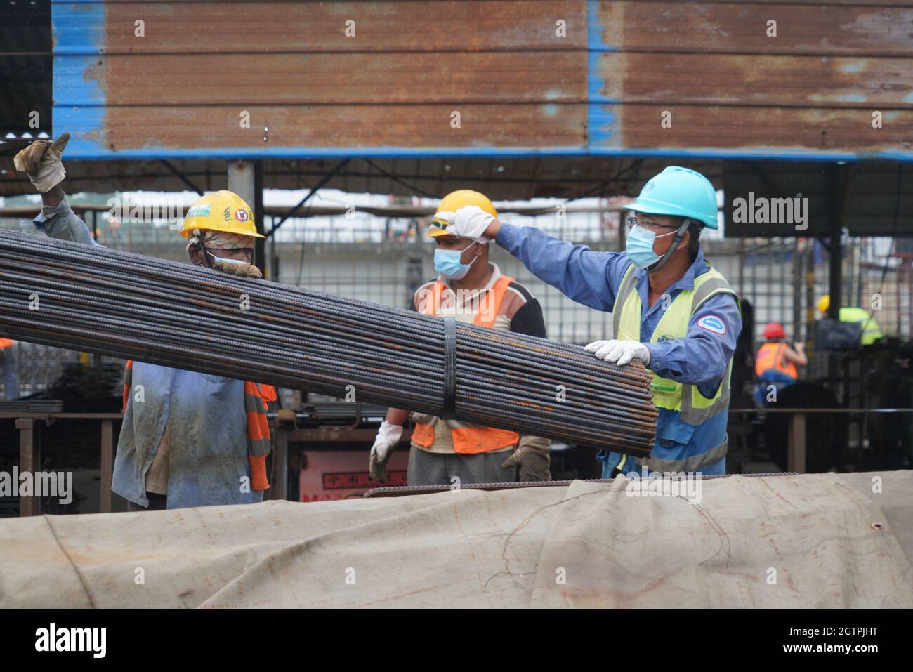 Colombo, Sri Lanka. Oktober 2021. Chinesische und srilankische Arbeiter arbeiten am 1. Oktober 2021 auf der Baustelle der Central Expressway Sektion I in der Nähe von Colombo, Sri Lanka. Das Central Expressway-Projekt soll durch Zentral-Sri Lanka verlaufen, um die Reisezeit zwischen den Städten im westlichen Teil des Landes zu reduzieren und die wirtschaftliche Entwicklung in den Gebieten entlang der Route zu fördern. Quelle: Tang Lu/Xinhua/Alamy Live News Stockfoto