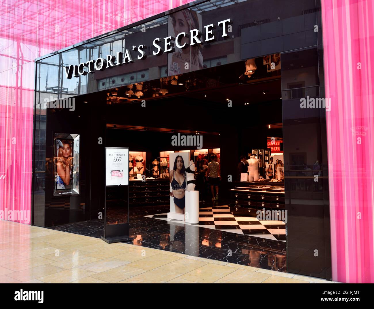 Eingang zum Victoria's Secret Store im Einkaufszentrum Birmingham Bullring Stockfoto