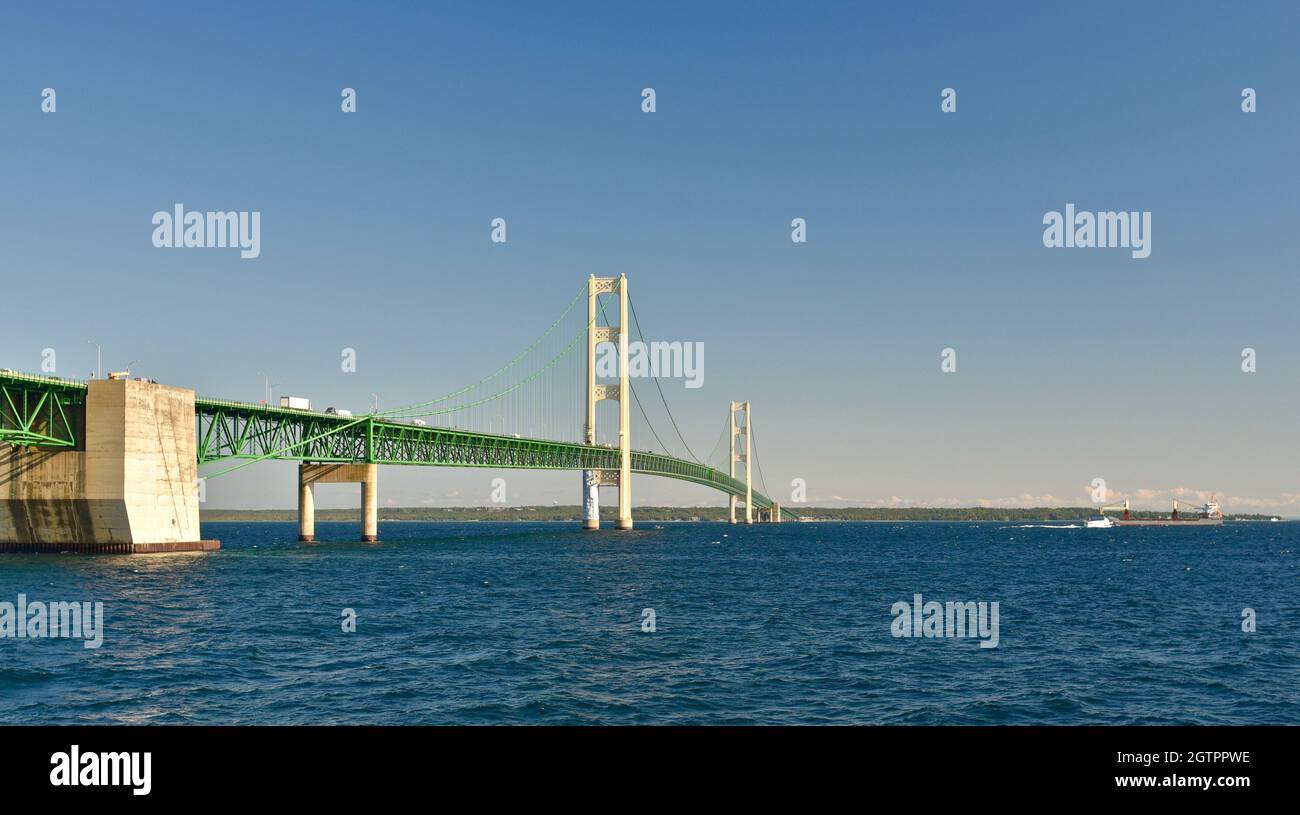 Die Mackinac Bridge, eine der längsten Brücken der Welt über die Straße von Mackinac, verbindet die Upper und Lower Peninsula, Mackinaw City, MI, USA Stockfoto