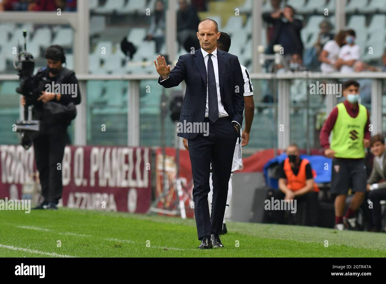 Massimiliano Allegri, Cheftrainer des FC Juventus, reagiert während des Spiels der Serie A 2021/22 zwischen dem FC Turin und dem FC Juventus im Olimpico Grande Torino Stadium am 02. Oktober 2021 in Turin, Italien, von der Bank aus Stockfoto