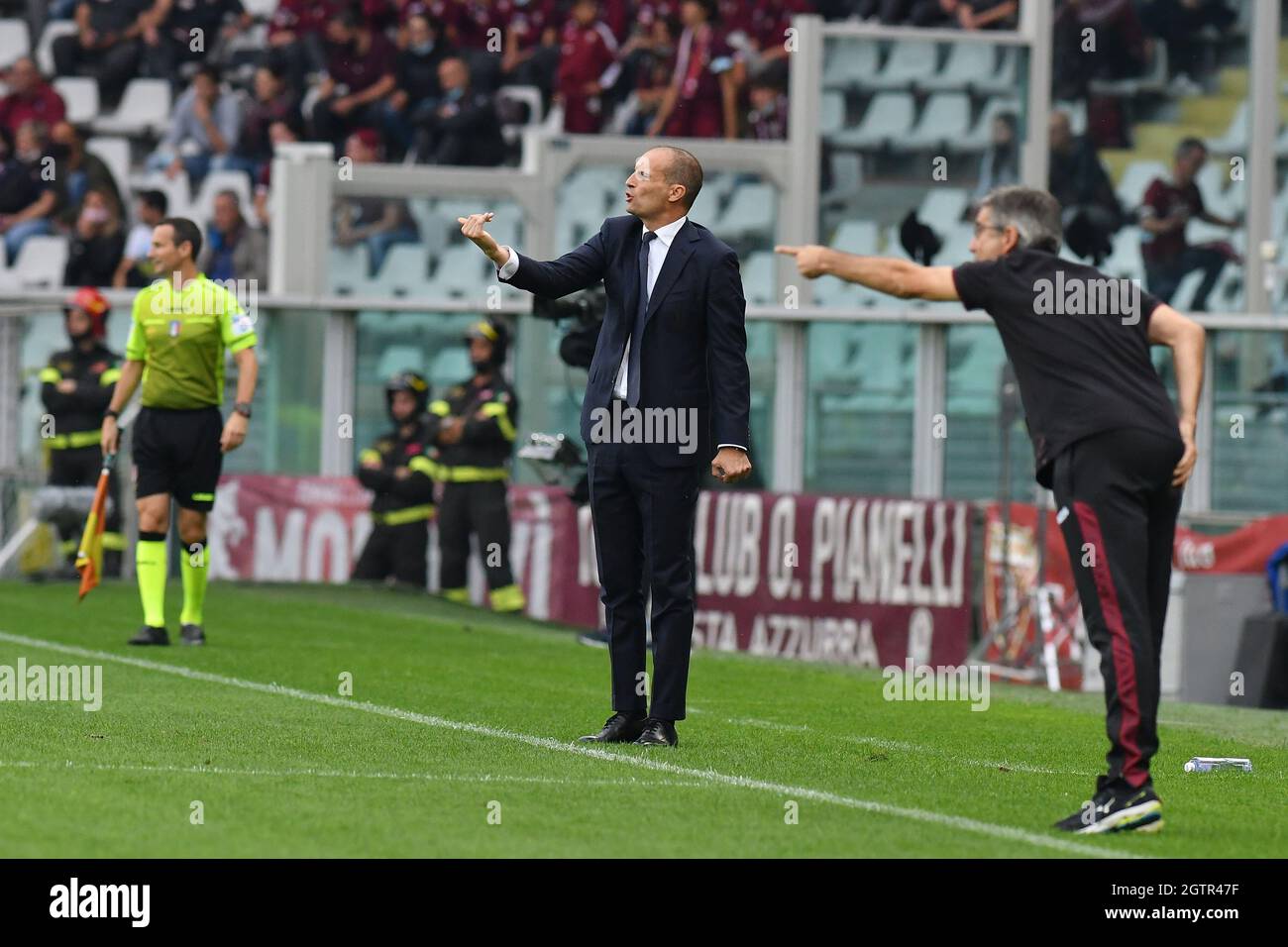 Massimiliano Allegri, Cheftrainer des FC Juventus, zeigt sich während des Spiels der Serie A 2021/22 zwischen dem FC Turin und dem FC Juventus im Olimpico Grande Torino Stadium am 02. Oktober 2021 in Turin, Italien Stockfoto