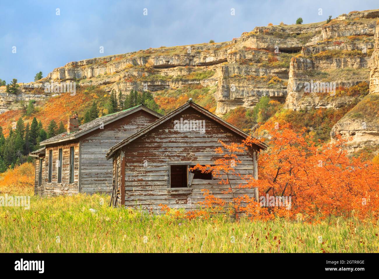 Alte Hütten unter Kalksteinfelsen des Belt Creek Valley im Sluice Boxes State Park in der Nähe von Monarch, montana Stockfoto