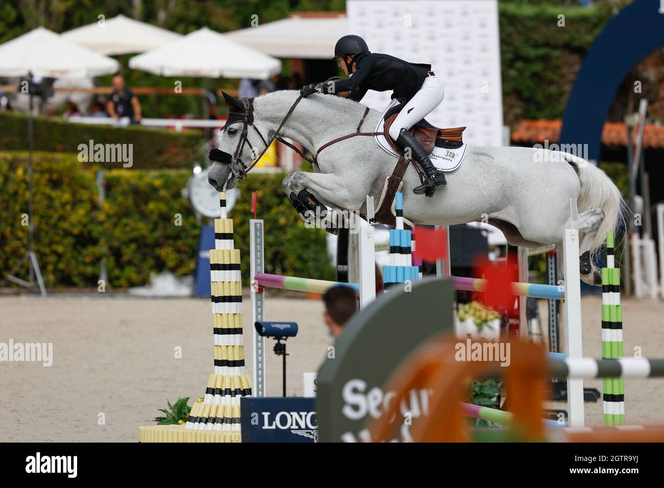 Angelie von Essen aus Schweden reitet Cochela während des CSIO Barcelona: Longines FEI Jumping Nations Cup im Real Club de Polo aus Barcelona. Stockfoto