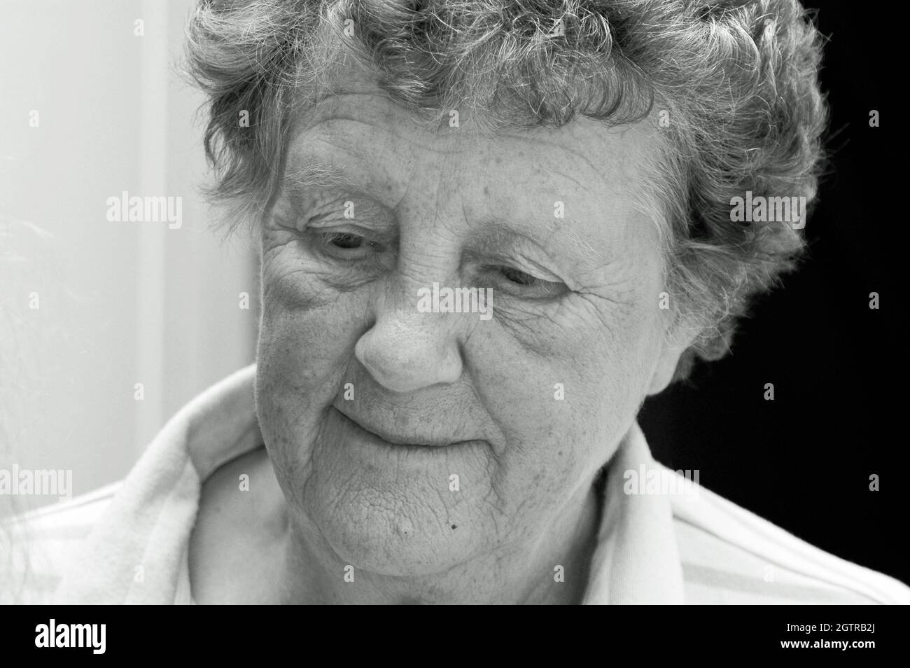 Nahaufnahme Porträt einer älteren Frau (monochrom) Stockfoto
