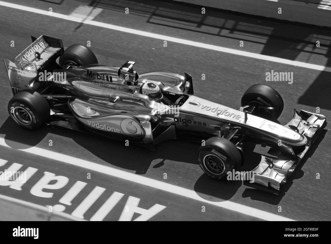 McLaren Formel-1-Fahrzeug in der Pit Lane (monochrom) Stockfoto