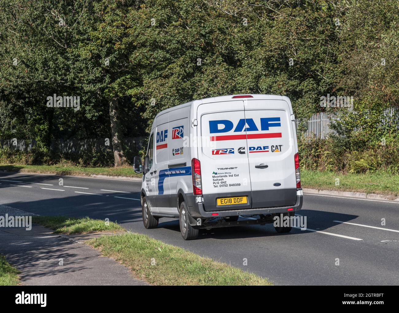 Lieferwagen für DAF & Cat-Ersatzteile, der auf Landstraße bergab fährt. Für UK Fahrer Mangel, Auto-Ersatzteile Lieferung während Covid, UK Transport, Ford Vans. Stockfoto