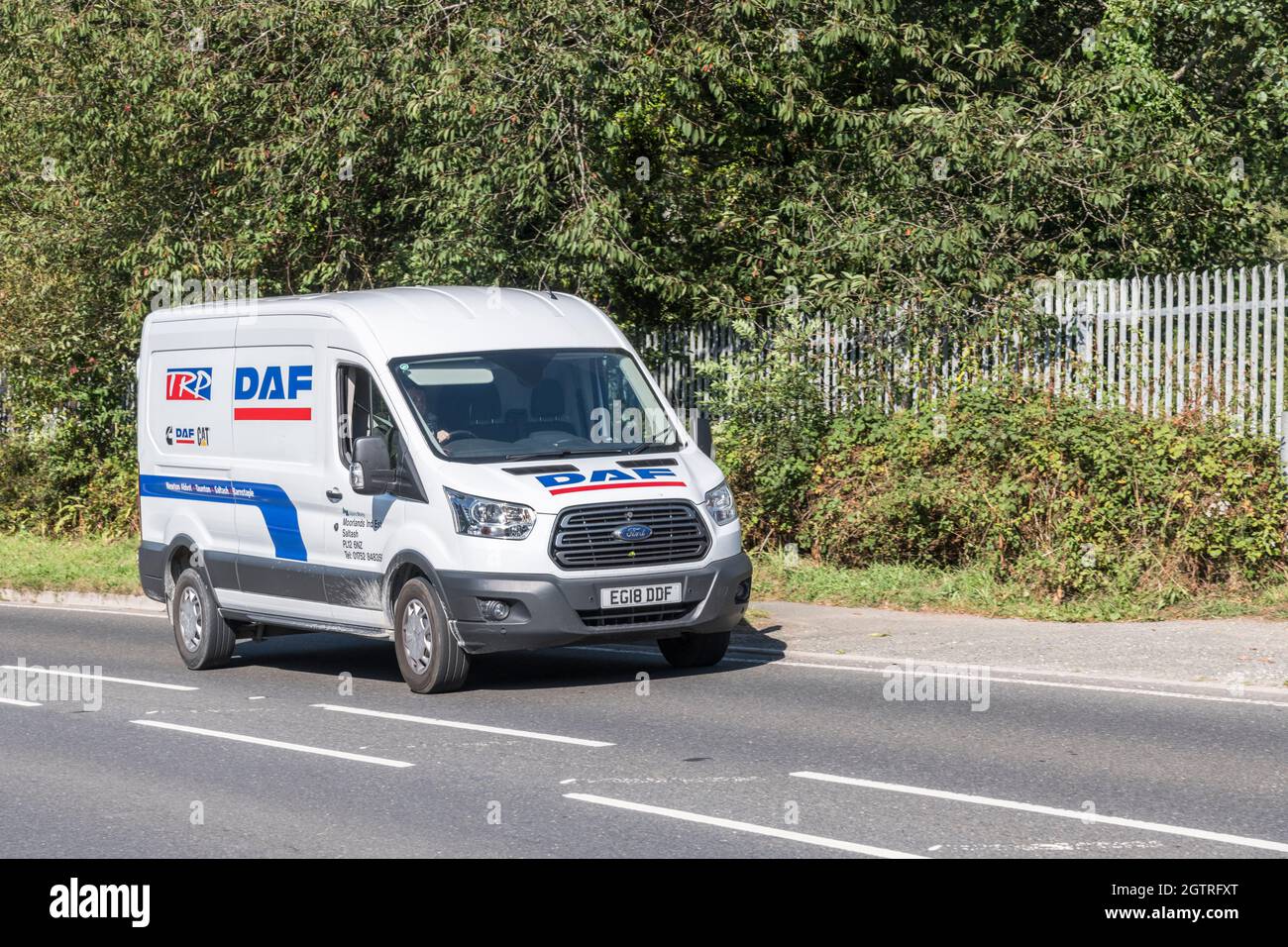 Lieferwagen für DAF & Cat-Ersatzteile, der bergauf auf auf der Landstraße fährt. Für UK Fahrer Mangel, Auto-Ersatzteile Lieferung während Covid, UK Transport, Ford Vans. Stockfoto