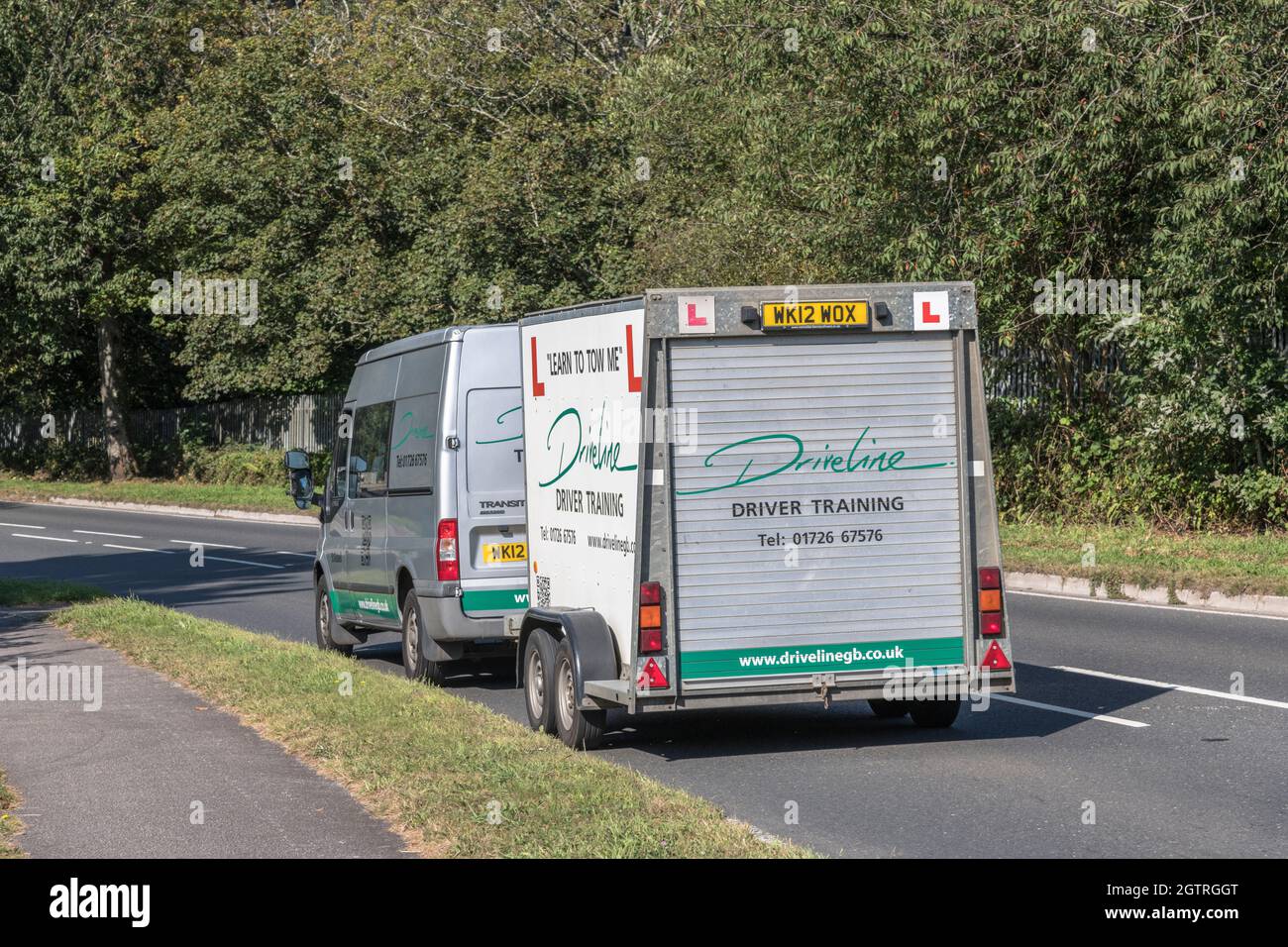 DriverLine / Drive-Line Fahrer Training Fahrzeug bergab auf Landstraße. Für den Mangel an britischen Fahrern, Ausbildung von Fahrern während Covid, UK Transport Stockfoto
