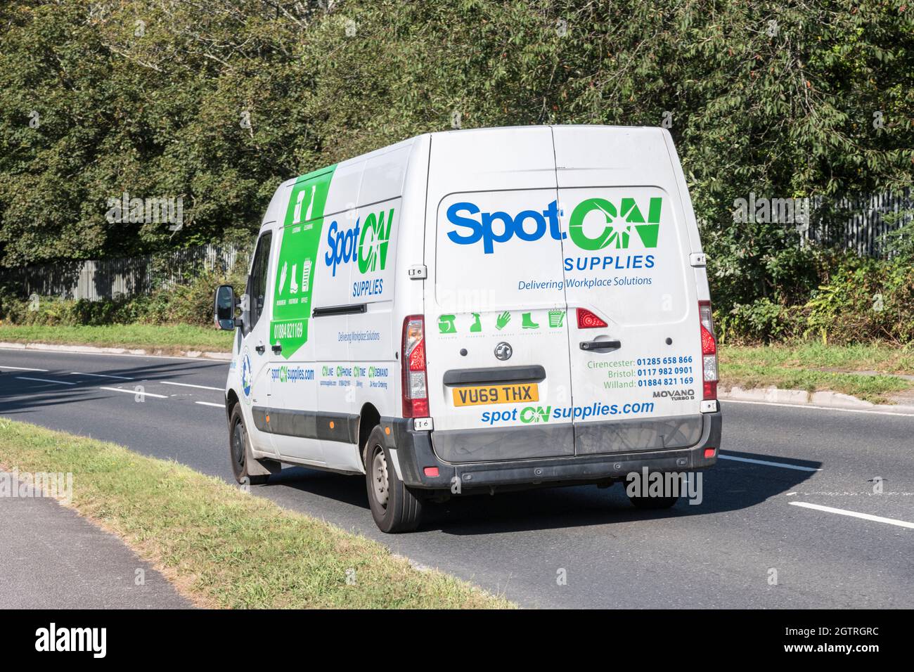 SpotOn-Büro liefert Lieferwagen (Vauxhall Movano) auf bergab beschauter Landstraße. Für UK Fahrer Mangel, Warenlieferung während Covid, UK Transport. Stockfoto