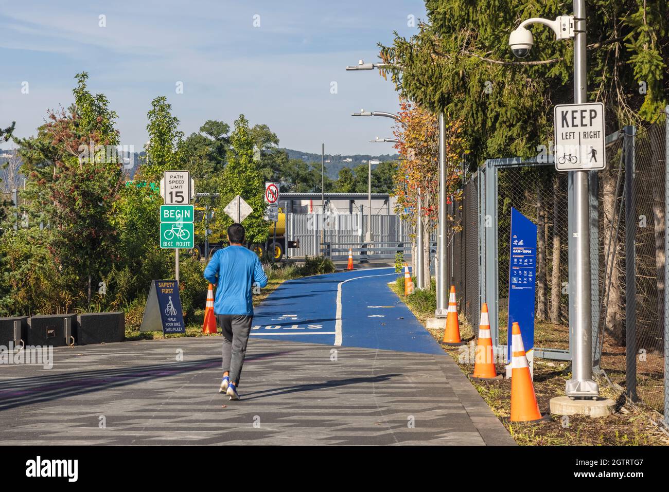 Ein Läufer geht auf den von Läufern, Bikern und Spaziergängern genutzten Pfad der Governor Mario M. Cuomo Bridge. Stockfoto
