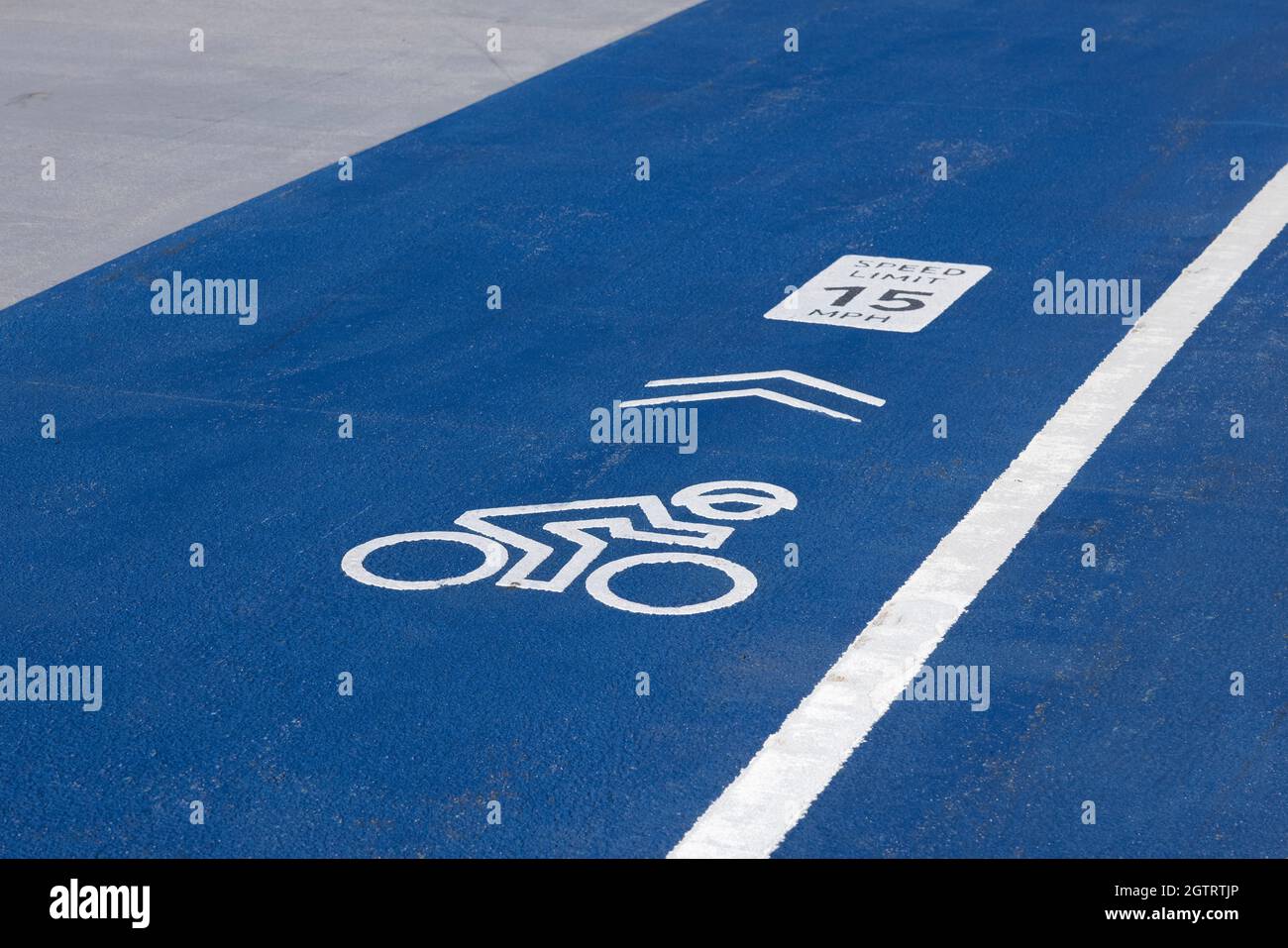Ein Tempolimit-Schild für Radfahrer auf der Governor Mario M. Cuomo-Brücke, die von Läufern, Bikern und Spaziergängern genutzt wird. Stockfoto