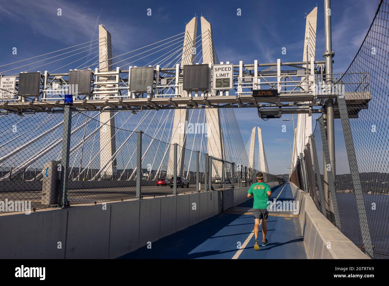 Ein Läufer überquert die Brücke des Gouverneurs Mario M. Cuomo auf dem von Läufern, Bikern und Spaziergängern genutzten Weg. Stockfoto