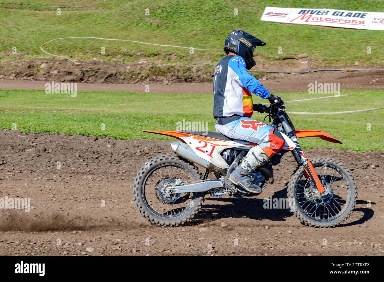Riverglade, NB, Kanada - 19. September 2021: Schmutz fliegt vom Hinterreifen eines Dirt Bikes, während es um die Strecke rast. Stockfoto