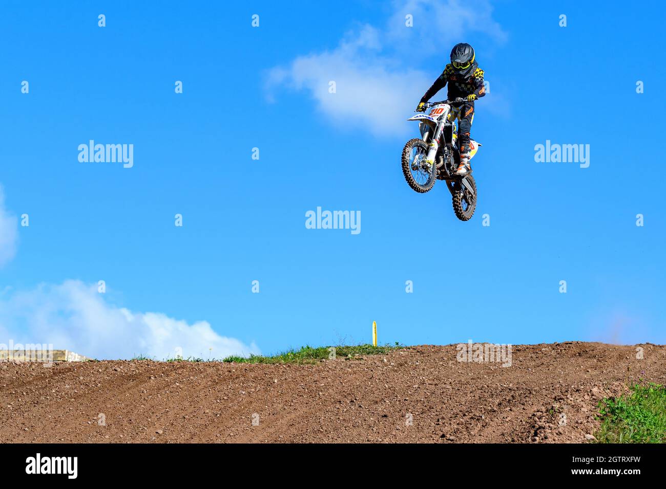 Riverglade, NB, Kanada - 19. September 2021: Ein Dirt Bike fliegt bei den Motocross-Rennen hoch in die Luft. Stockfoto