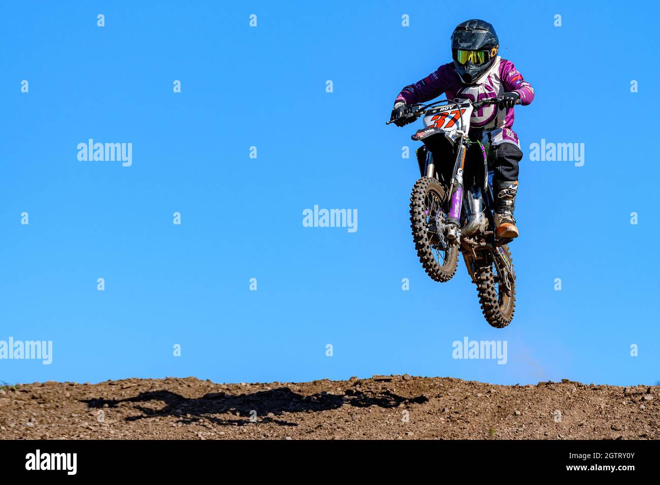 Riverglade, NB, Kanada - 19. September 2021: Ein Dirt Bike, das über einen Dirt Jump in die Luft rast. Stockfoto