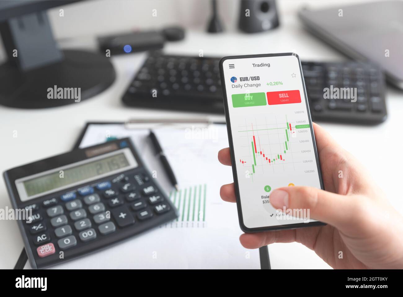 Invevstor mit der Mobile Trader App. Aktienmarkt, Anlagekonzept Stockfoto