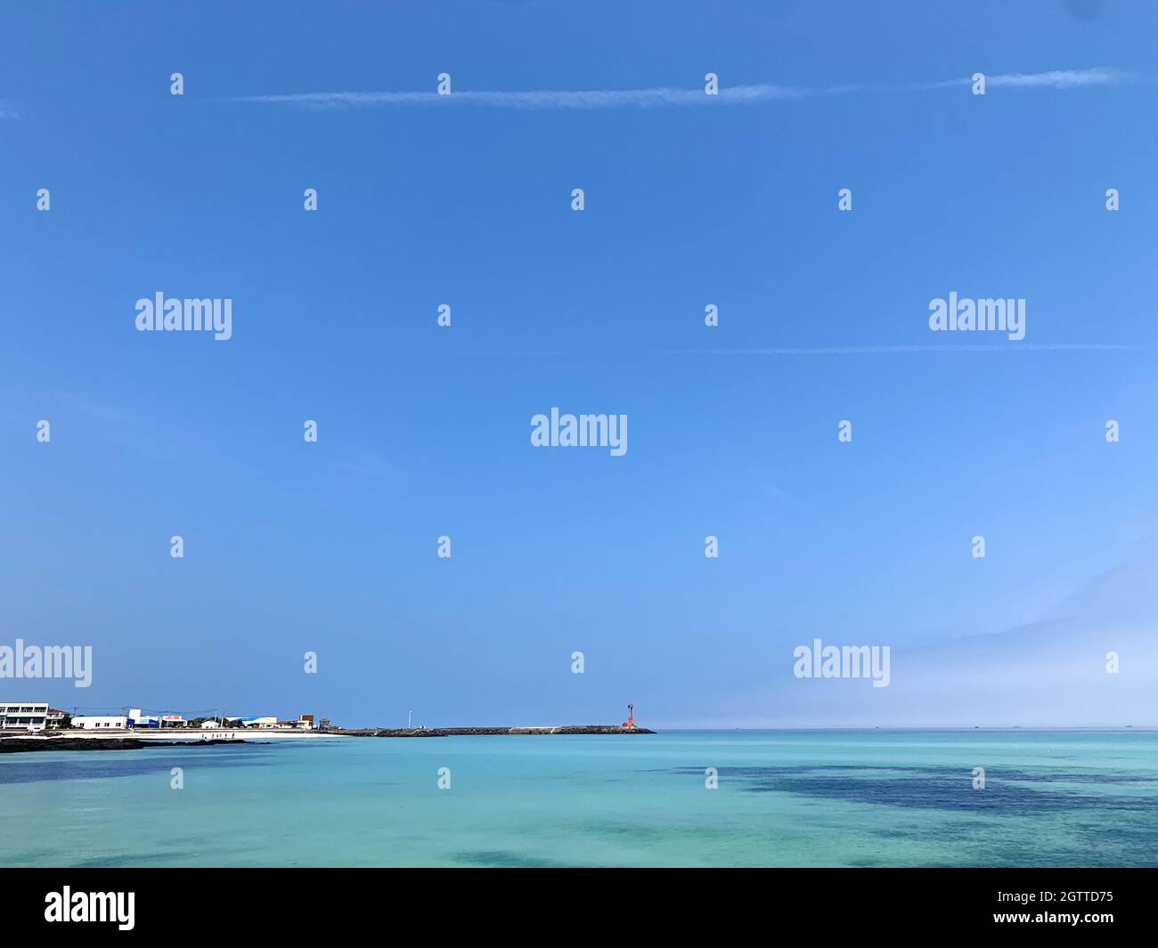 Malerische Aussicht auf Meer gegen blauen Himmel Stockfoto