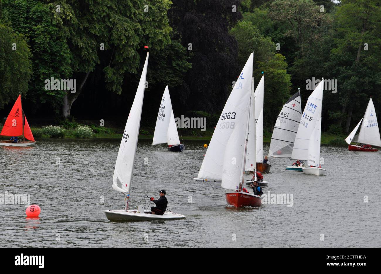 Segelyachten, die auf einem Binnensee in Wiltshire.UK Rennen Stockfoto