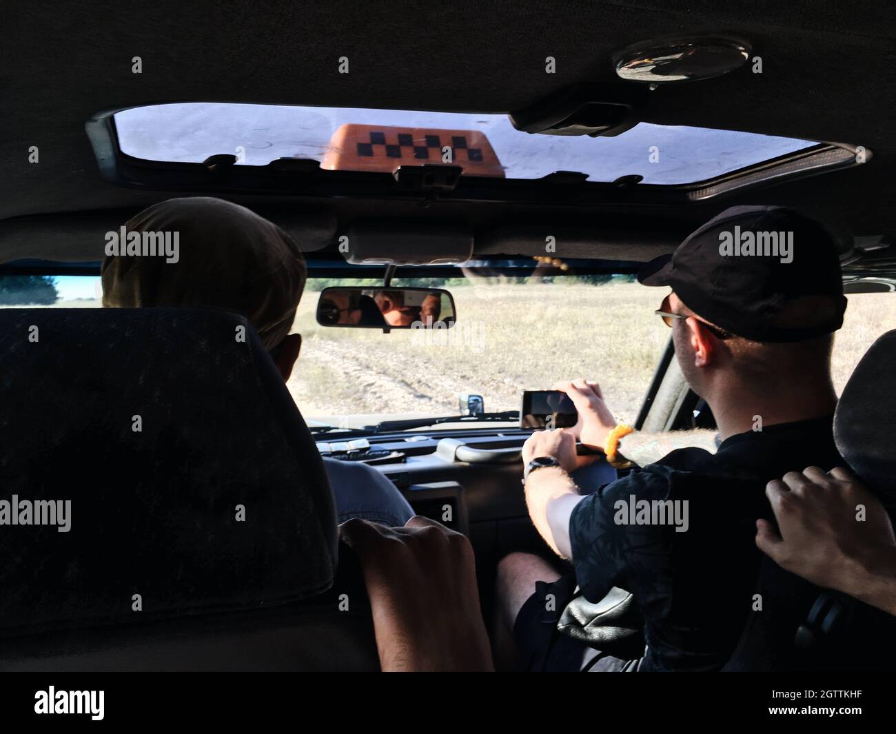 Ansicht der Rückseite des Männer sitzen im Auto. Stockfoto