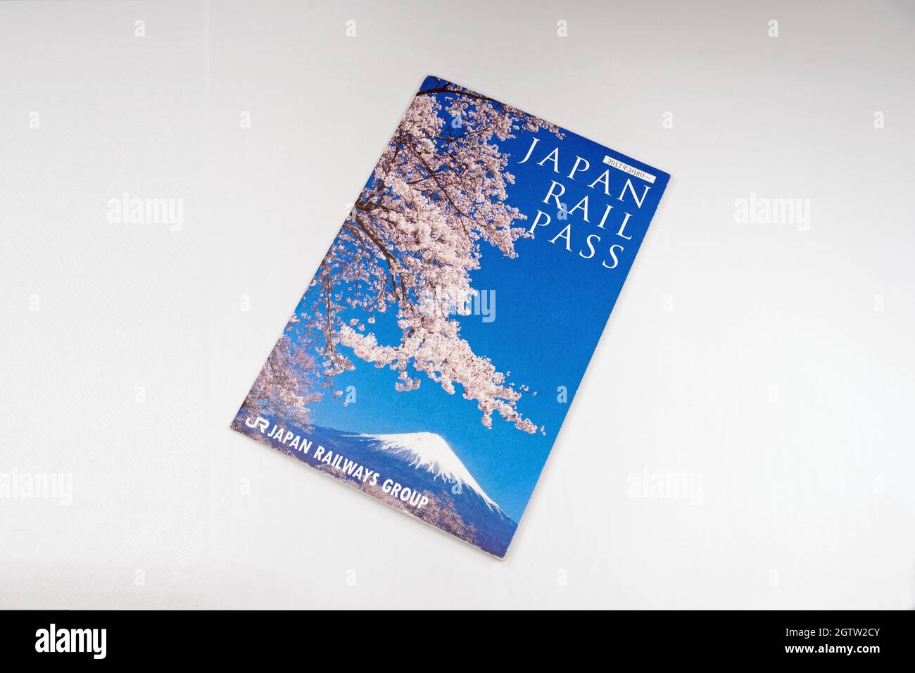 Japan Rail Pass-Ticket auf weißem Hintergrund. Stockfoto