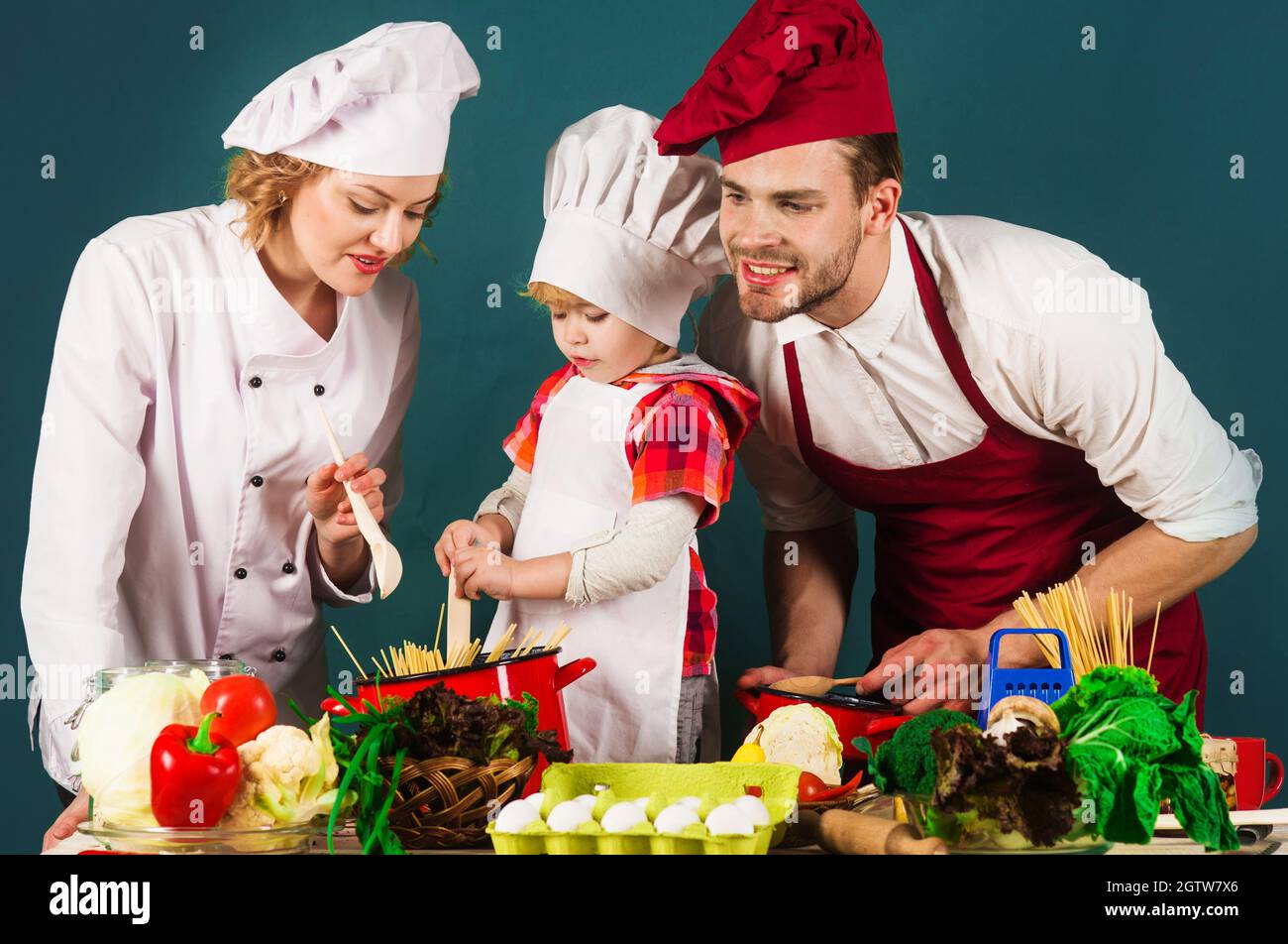 Familie Kochen zusammen in der Küche. Familienbeziehungen. Gesunder Lebensstil. Werbung. Restaurant. Stockfoto