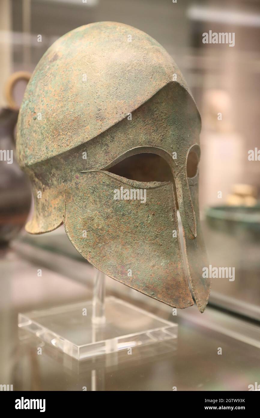 Griechischer Helm vom korinthischen Typ, ausgestellt im British Museum, London, UK Stockfoto