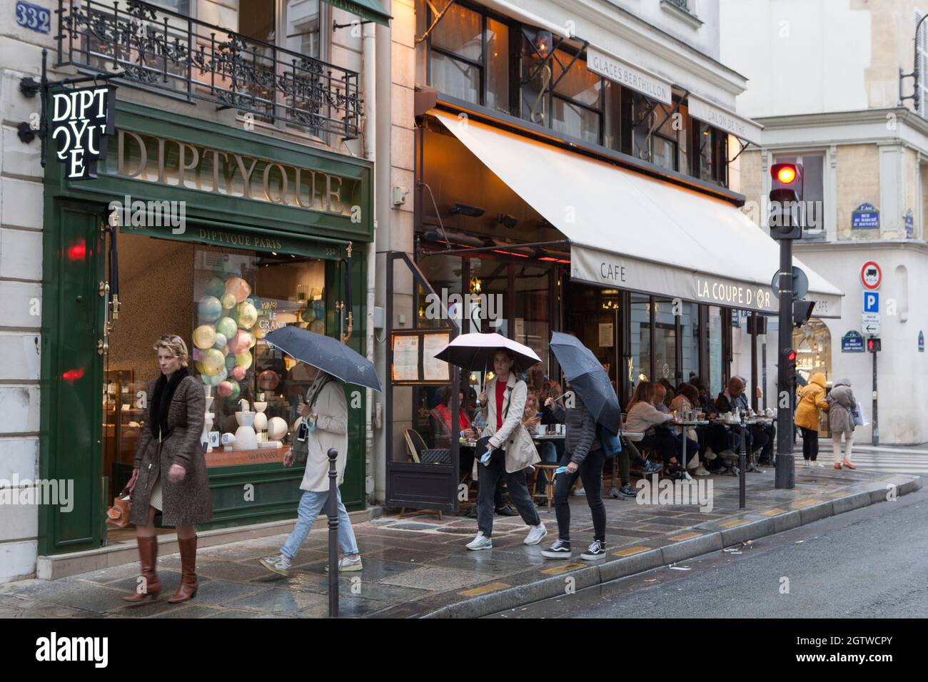 Paris, Frankreich, 2. Oktober 2021: Regen in Paris hält die Menschen nicht davon ab, in der Rue St Honore einzukaufen, vor Cafés zu sitzen, mit Les Colonnes de Buren im Palais Royal zu posieren oder sogar Hochzeitsfotos zu machen. Anna Watson/Alamy Live News Stockfoto