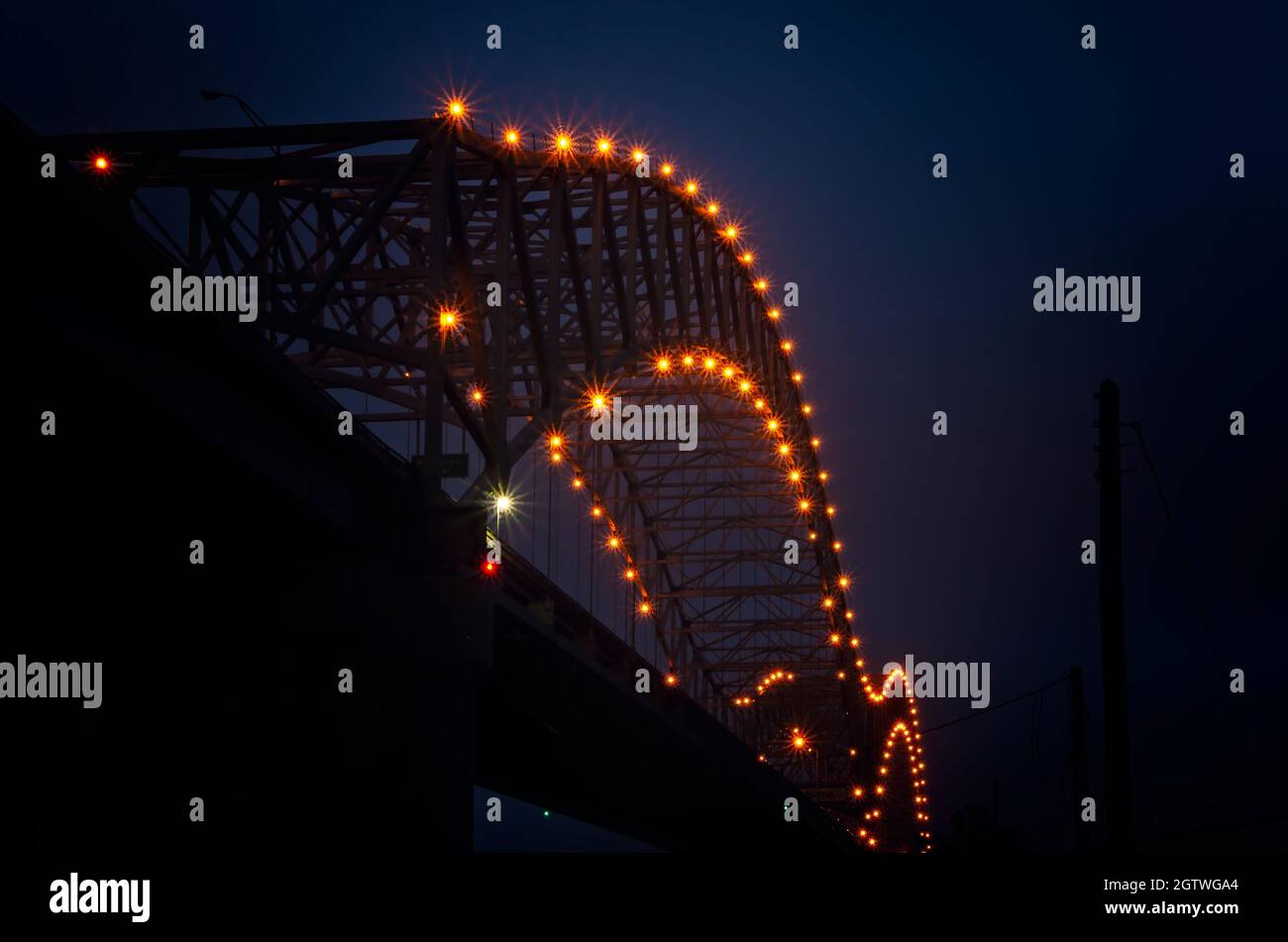 Die Hernando de Soto Bridge, auch M Bridge genannt, ist bei Tagesanbruch am 10. September 2015 in Memphis, Tennessee, in Nebel gehüllt. Stockfoto