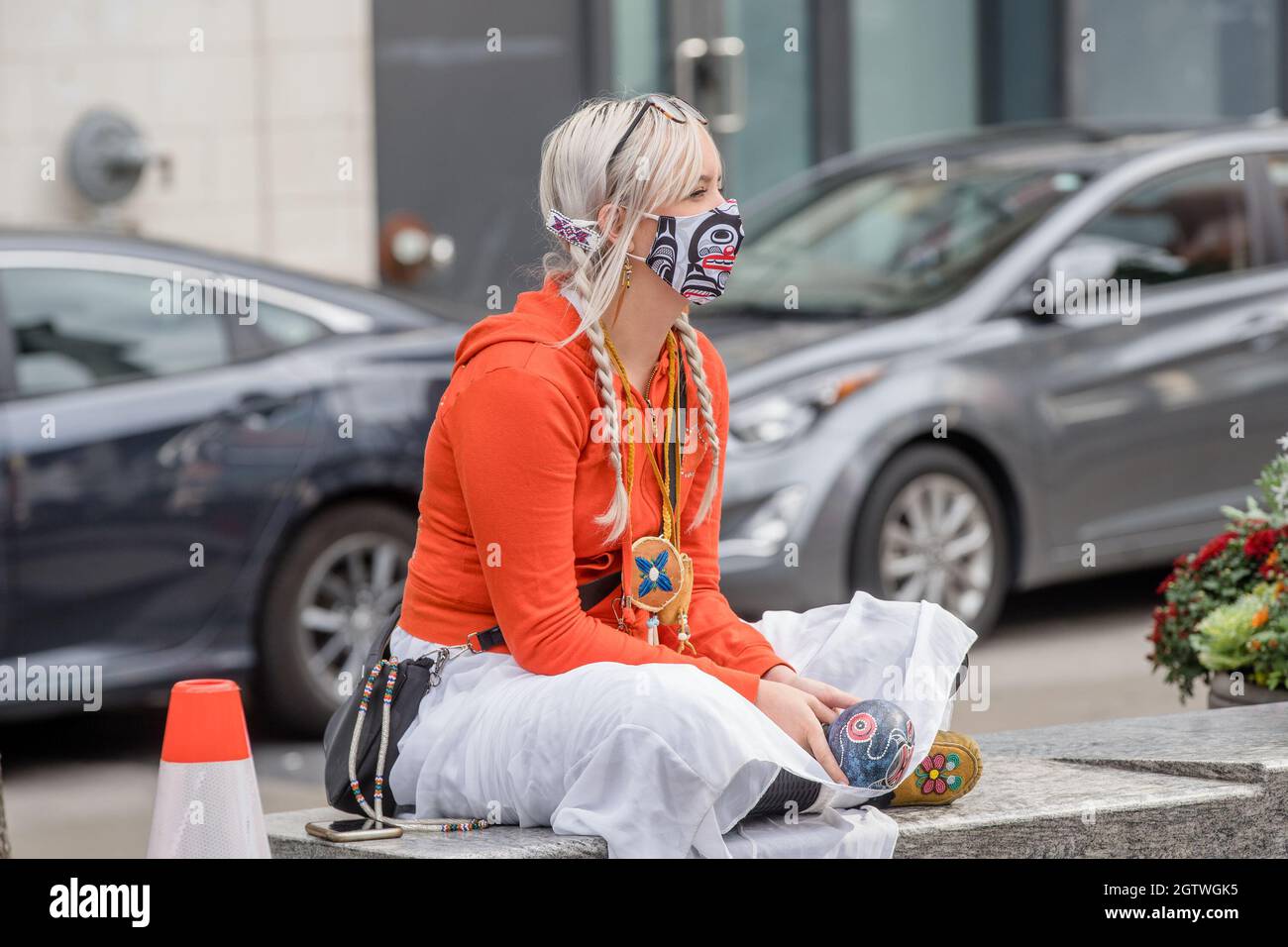 Menschen besuchen den Orange Shirt Day und den National Day of Truth and Reconciliation Day auf dem Dundas Square in Toronto, Ontario, um zu heilen, Bewusstsein zu schaffen und ris zu schaffen Stockfoto