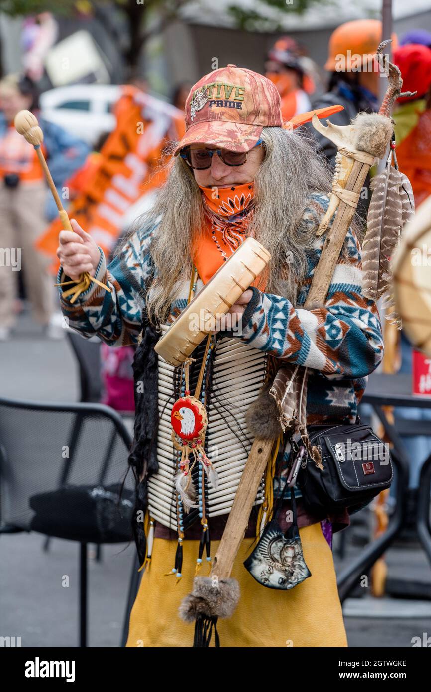 Menschen besuchen den Orange Shirt Day und den National Day of Truth and Reconciliation Day auf dem Dundas Square in Toronto, Ontario, um zu heilen, Bewusstsein zu schaffen und ris zu schaffen Stockfoto