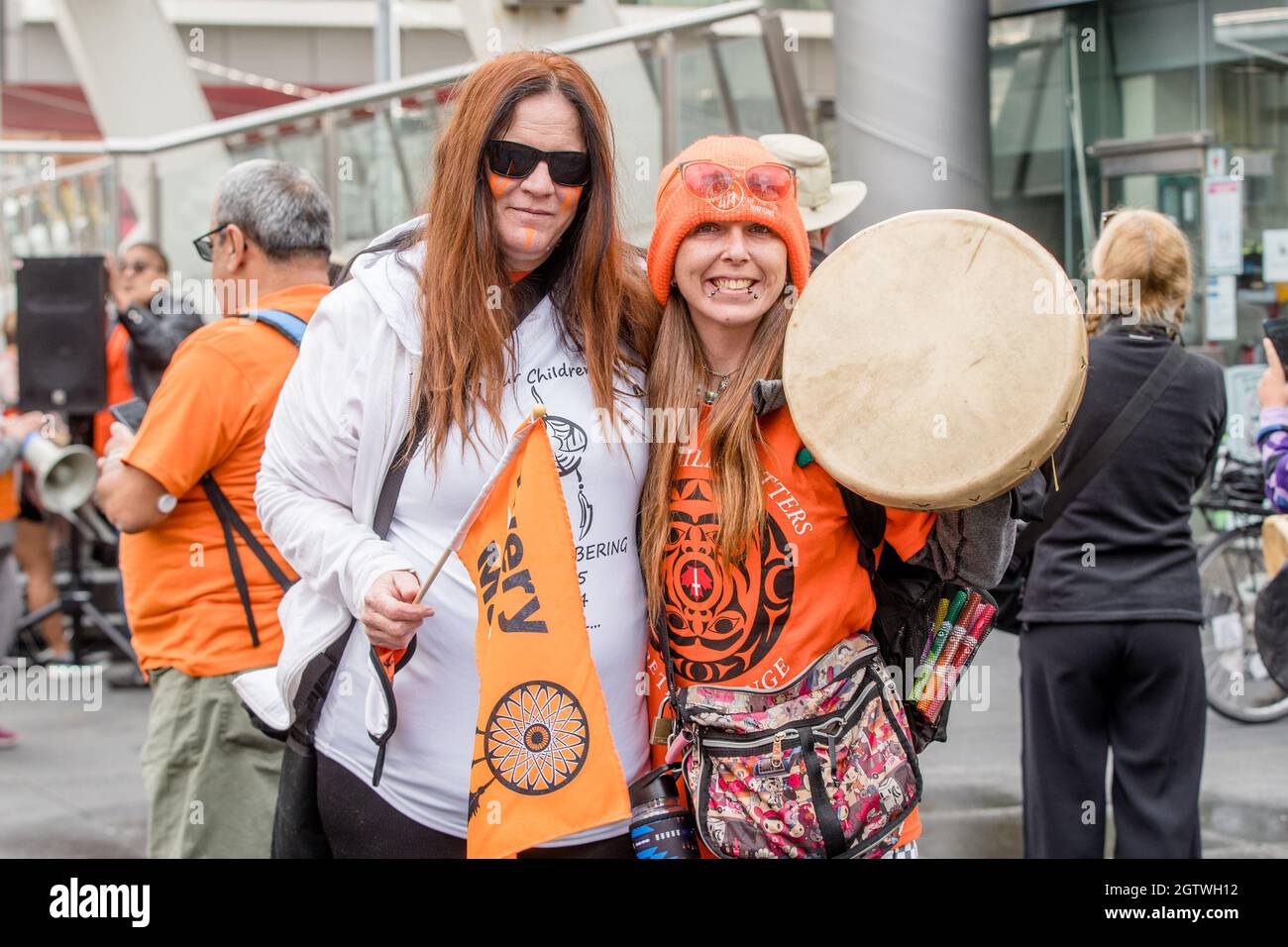 Menschen besuchen den Orange Shirt Day und den National Day of Truth and Reconciliation Day auf dem Dundas Square in Toronto, Ontario, um zu heilen, Bewusstsein zu schaffen und ris zu schaffen Stockfoto