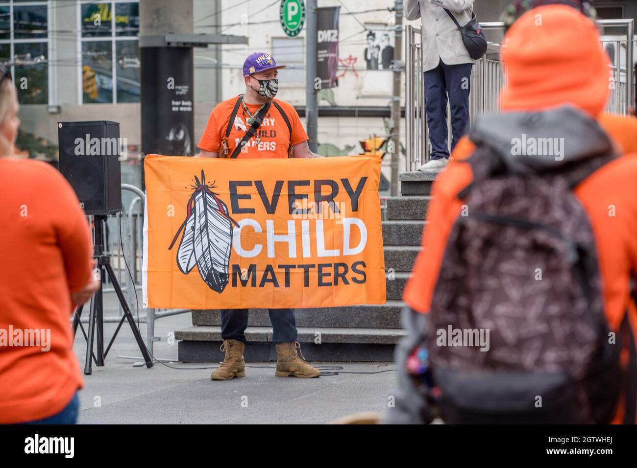 Menschen besuchen den Orange Shirt Day und den National Day of Truth and Reconciliation Day auf dem Dundas Square in Toronto, Ontario, um zu heilen, Bewusstsein zu schaffen und ris zu schaffen Stockfoto