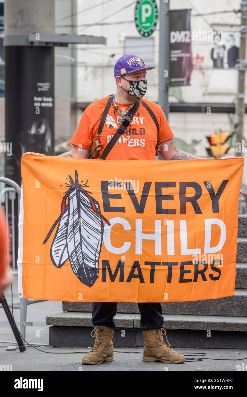 Menschen besuchen den Orange Shirt Day und den National Day of Truth and Reconciliation Day auf dem Dundas Square in Toronto, Ontario, um zu heilen, Bewusstsein zu schaffen und ris zu schaffen Stockfoto