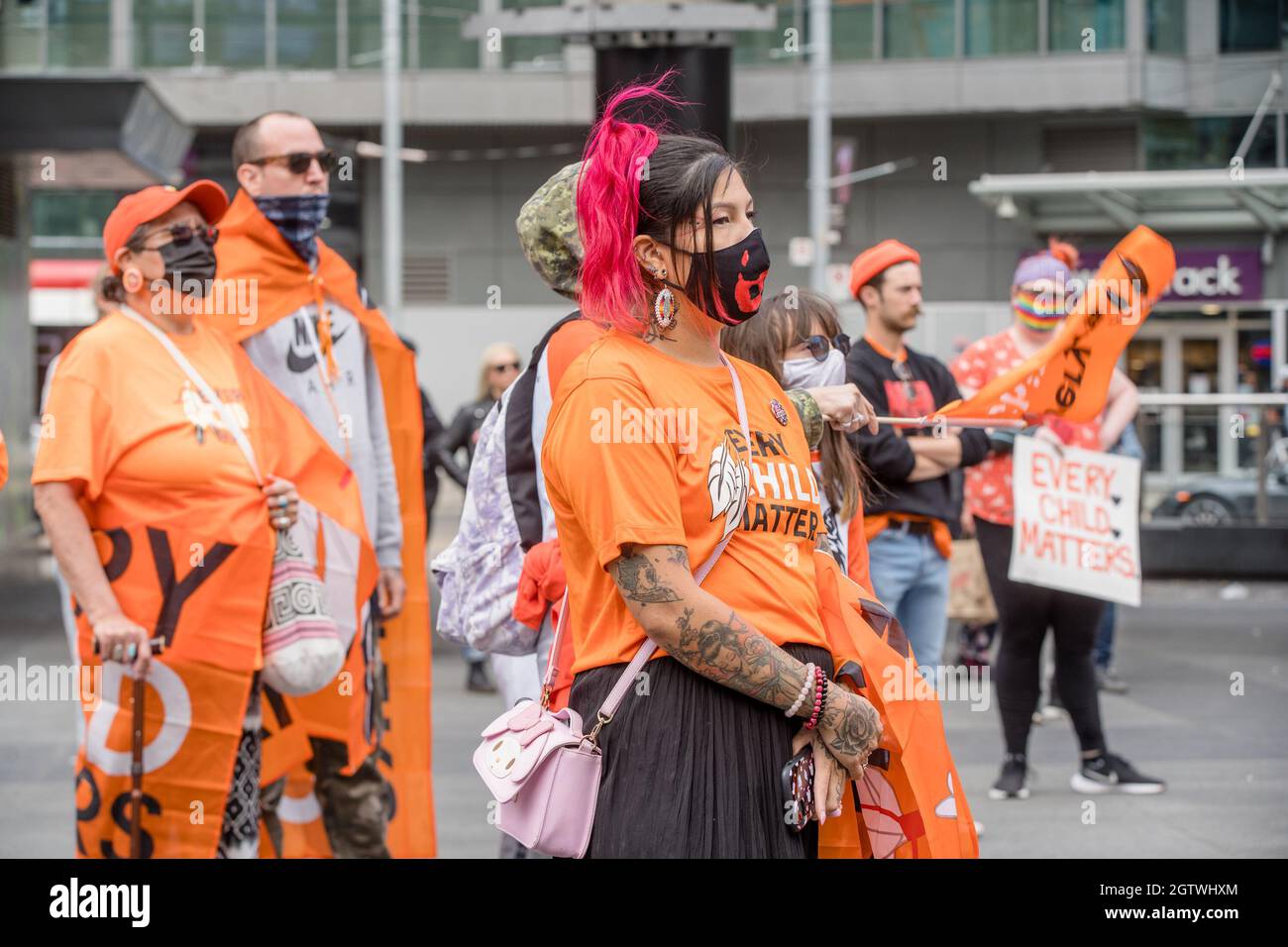 Menschen besuchen den Orange Shirt Day und den National Day of Truth and Reconciliation Day auf dem Dundas Square in Toronto, Ontario, um zu heilen, Bewusstsein zu schaffen und ris zu schaffen Stockfoto
