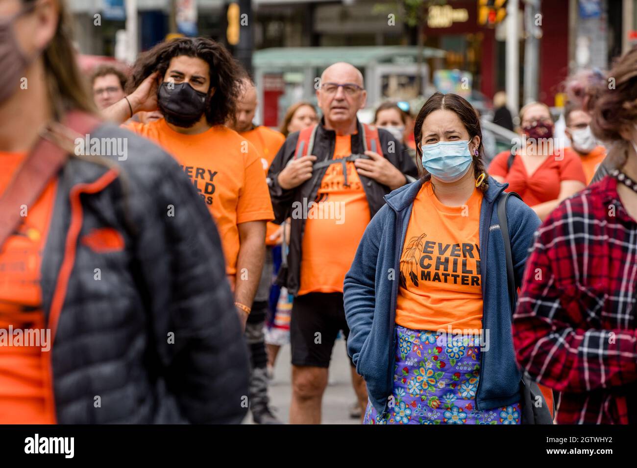 Menschen besuchen den Orange Shirt Day und den National Day of Truth and Reconciliation Day auf dem Dundas Square in Toronto, Ontario, um zu heilen, Bewusstsein zu schaffen und ris zu schaffen Stockfoto