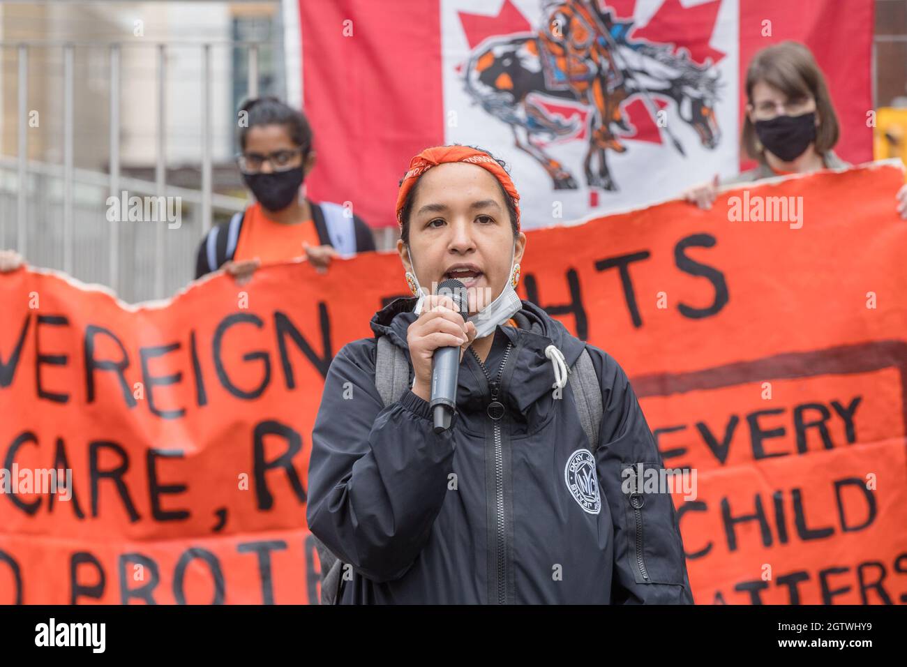 Die Aktivistin Katherine Gandy, Gründerin des Matriarchalen Kreises, spricht beim Orange Shirt Day und dem Nationalen Tag der Wahrheit und Versöhnung auf dem Dundas Square in Stockfoto