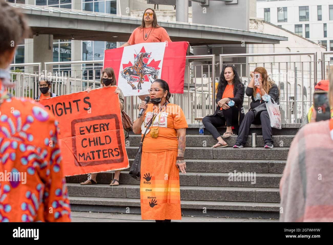 Die Aktivistin Binesi Ogichidaa spricht beim Orange Shirt Day und am National Day of Truth and Reconciliation auf dem Dundas Square in Toronto, Ontario, um zu heilen, r Stockfoto