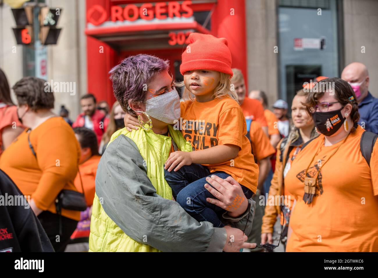 Menschen besuchen den Orange Shirt Day und den National Day of Truth and Reconciliation Day auf dem Dundas Square in Toronto, Ontario, um zu heilen, Bewusstsein zu schaffen und ris zu schaffen Stockfoto