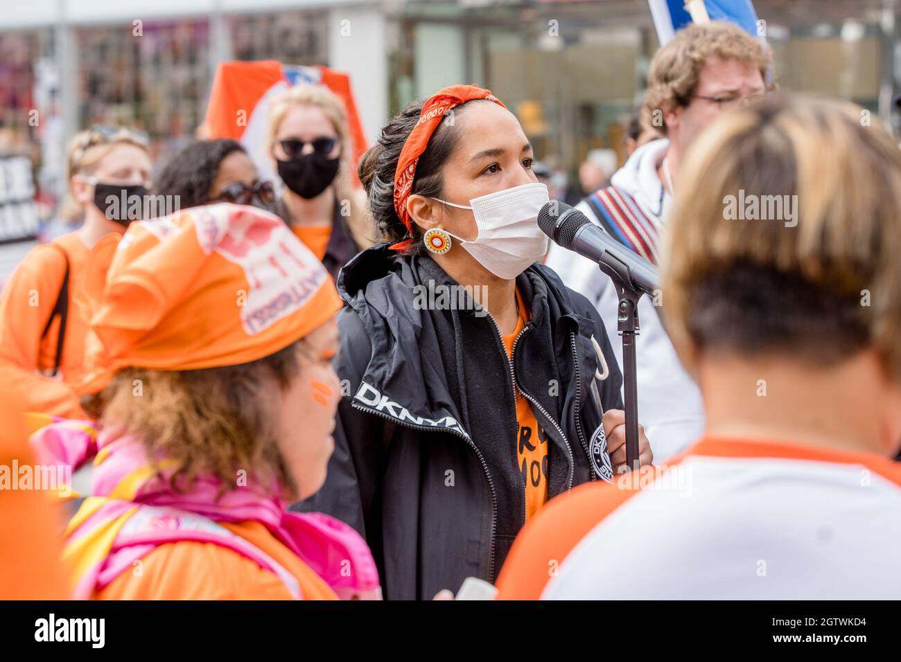Die Aktivistin Katherine Gandy, Gründerin des Matriarchalen Kreises, spricht beim Orange Shirt Day und dem Nationalen Tag der Wahrheit und Versöhnung auf dem Dundas Square in Stockfoto