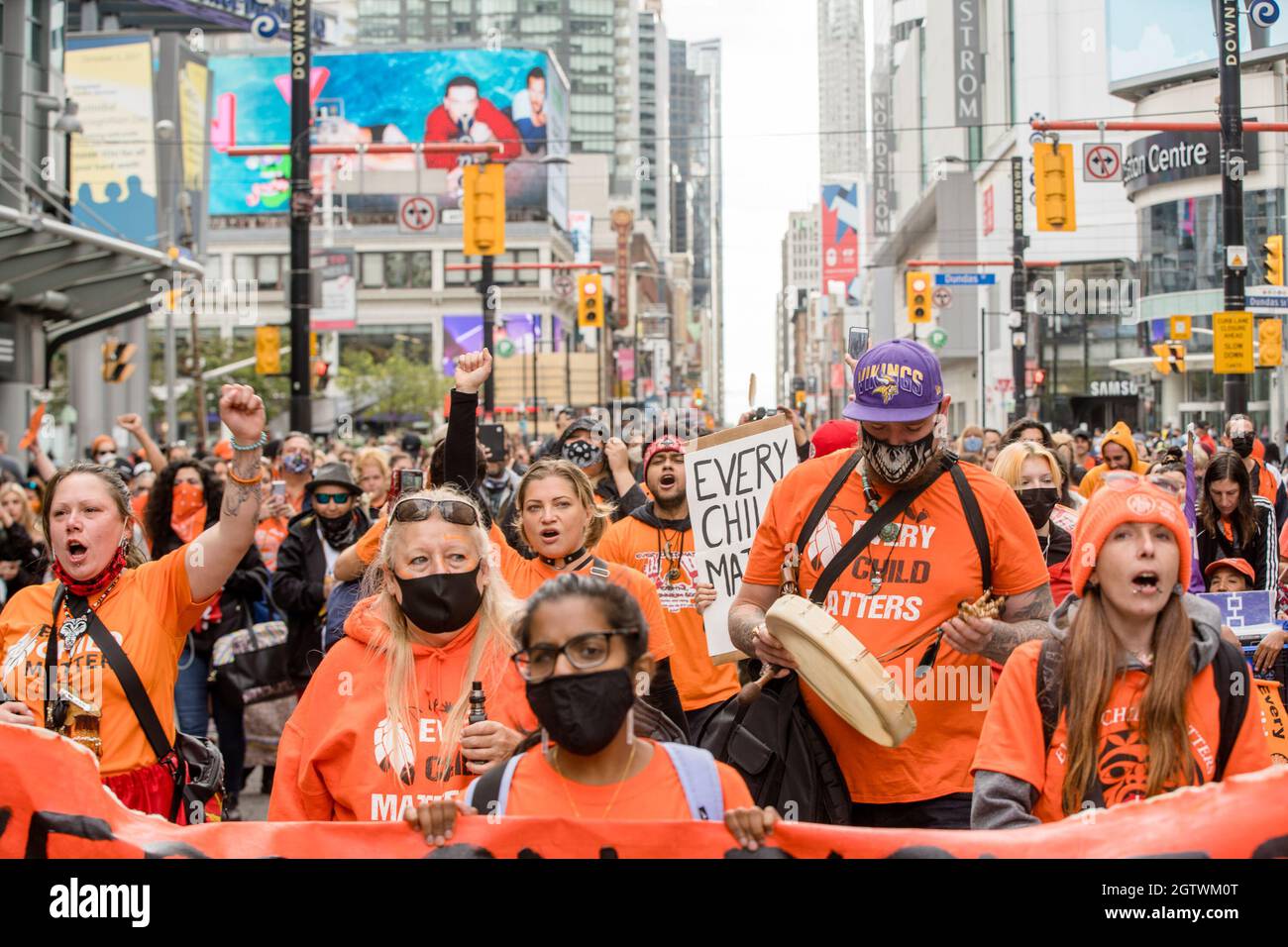 Menschen besuchen den Orange Shirt Day und den National Day of Truth and Reconciliation Day auf dem Dundas Square in Toronto, Ontario, um zu heilen, Bewusstsein zu schaffen und ris zu schaffen Stockfoto