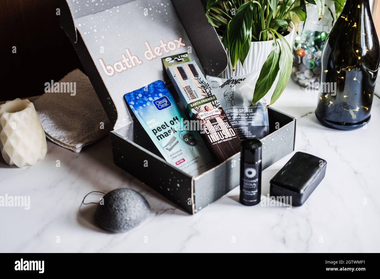 Bad Detox Beauty-Box mit schwarzer Kohle Kosmetik-und Beauty-Geräte. Beauty-Box mit Konjac Sponge, Reinigungsöl, Schönheitsmaske, Seifenbar, Bambus Stockfoto